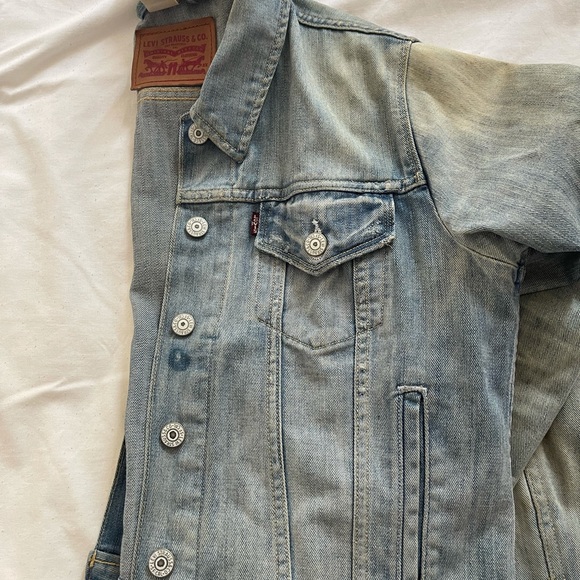 Levi’s light wash denim jacket. Size. Large. - Picture 4 of 4